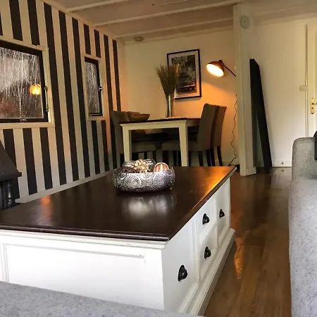 Vrijstaand Chalet Met Prive Hottub דירה פורטהאוזן