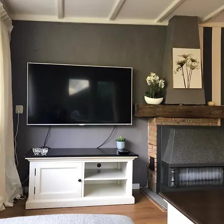 Vrijstaand Chalet Met Prive Hottub דירה *